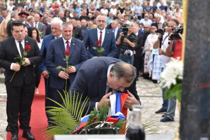 Dodik polaže vijenac, Obilježavanje stradanja Srba u Srednjem Podrinju i Birču Obilježavanje stradanja Srba u Srednjem Podrinju i Birču u Bratuncu, 31 godina, 1. juli 2023. godina.
Milorad Dodik polaže vijenac. Na slicu Nenad Stevandić, Radovan Višković.