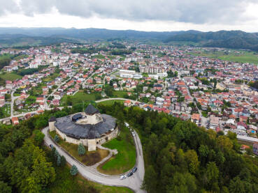 Velika Kladuša Velika Kladuša, Bosna i Hercegovina, snimak dronom. Zgrade, ulice i stambene kuće. Velika Kladuša je grad i općina u zapadnoj BiH. Dvorac i srednjovjekovne zidine na brdu.