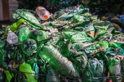 Presovane plastične boce spremne za reciklažu Presovane plastične boce spremne za reciklažu. Zelene plastične boce. Recikliranje otpada.