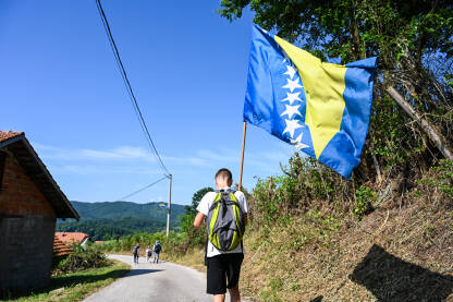 Dječak sa zastavom Bosne i Hercegovine. Dječak sa zastavom Bosne i Hercegovine. Mladić nosi zastavu BiH.
