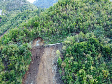 Klizište na obronku u prirodi. Snimak dronom na klizište na planini. Erozija tla na brdu.