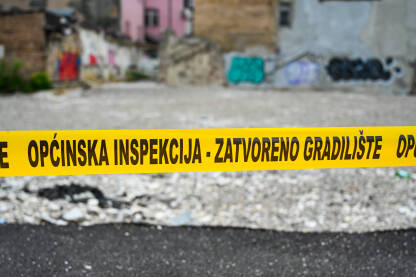 Zatvoreno gradilište Zatvoreno gradilište. Općinska inspekcija. Žuta traka sa znakom inspekcije.