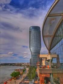 Beograd na vodi i pogled na Kulu Beograd.