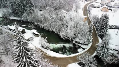 Zimska priča Rijeka Željezniica ukrašena sniježnim ukrasima.