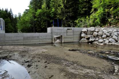 Vodozahvat MHE Oštrac Gradilište vodozahvata MHE Oštrac na rijeci Ugar.