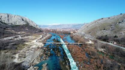 Bunski kanali Bunski kanali su prirodni fenomen na rijeci Neretvi. Nalaze se kod Bune, južno od Mostara uz magistralnu cestu M-17 Mostar - Čapljina.
