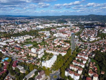 Banja Luka Banja Luka, Bosna i Hercegovina, snimak dronom. Zgrade, ulice, parkovi i kuće. Centar Banja Luke.