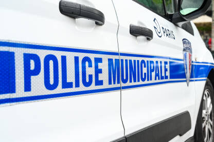 Policija u Francuskoj Pariz, Francuska: Natpis i logo policije na automobilu. Simbol francuske lokalne policije.
