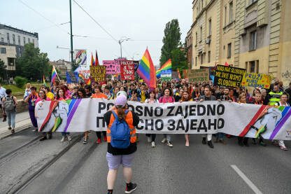 Sarajevo: Povorka ponosa 2024. LGBTIQ zastave i transparenti. Sarajevo: Povorka ponosa 2024. LGBTIQ zastave i transparenti. Ljudi na protestu na ulici.