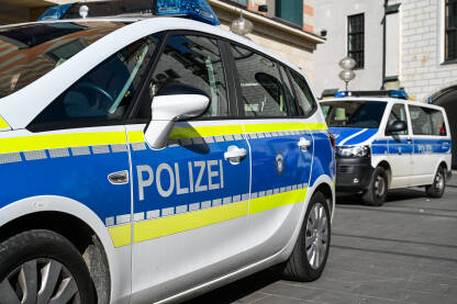 Automobili njemačke policije Automobili njemačke policije na ulici. Policija, Minhen, Njemačka.