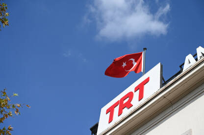 TRT Turska nacionalna medijska kuća. TRT logo i zastava Republike Turske na zgradi. TRT je Turska nacionalna medijska kuća. Turska radiotelevizijska korporacija. Turska radiotelevizija.