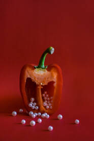 Crvena paprika Polovica crvene paprike isponjena perlicama