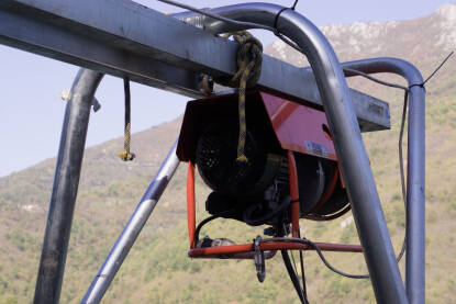 Električna dizalica za podizanje i spuštanje tereta, na čeličnoj konstrukciji.