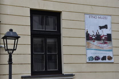 Etno muzej, Jajce Prozor pored postera na etno muzeju na zgradi Agencije u Jajcu.