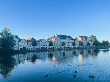 Refleksija zgrada. Landshut, Njemačka Refleksija zgrada na rijeci Isar. Landshut, Njemačka