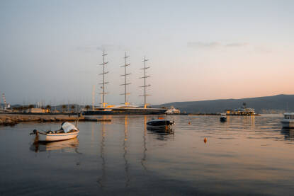 Tivat, Crna Gora Ljetovanje u malom gradu Tivtu. Ono najzanimljivije u ovom malom gradu pored, modernog resorta Porto Montengro, je i pomorski muzej koji ima izložene dvije prave jugoslovenske podmornice.