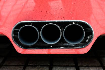 Auspuh Auspuh od automobila.