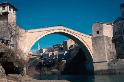 Stari Most u Mostaru Stari most iz nize perspektive.