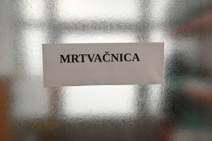 Natpis mrtvačnica. Natpis mrtvačnica u instituciji.