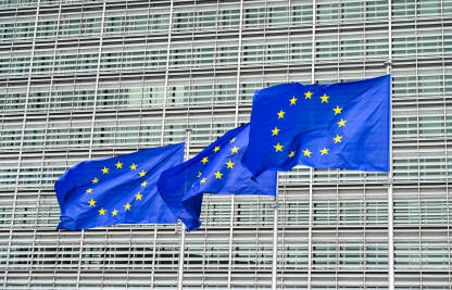 Zastave Evropske unije ispres sjedišta Evropske komisije u Briselu Zastave Evropske unije. Institucije EU. Zastave Evropske unije. Berlaymont zgrada u Briselu, Belgija. Sjedište Evropske komisije u Bruxellesu.