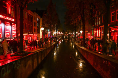 Amsterdam, Nizozemska: Crvena četvrt u centru grada. Amsterdam, Nizozemska: Crvena četvrt u centru grada. Popularno turističko odredište i mjesto gdje je legalizirana prostitucija. Turisti istražuju grad.