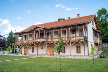 Kuća Cekovića, Pale Kuća Cekovića je kuća u Palama, na jugozapadnom dijelu Pala u Romanijskoj ulici. Građena od 1902. godine a gradnja je završena 1915. godine.