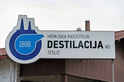 Znak HI „Destilacija” Teslić Znak na ulazu u fabriku HI „Destilacija” Teslić.