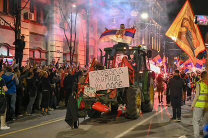 Studenti i građani traže pravdu za poginule tokom pada nadstrešnice u Novom Sadu. Veče pred studentski protest, 14. mart 2025. godine. Sloboda miriše na lale, dolazak studenata iz drugih gradova u BG.
