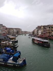 Venecija Sasvim obican dan u Veneciji, pomalo tmuran I neveseo. Pogled sa mosta na gondole.