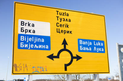 Saobraćajni putokaz u Brčkom Saobraćajni putokaz sa natpisima Banja Luka, Bijeljina, Tuzla