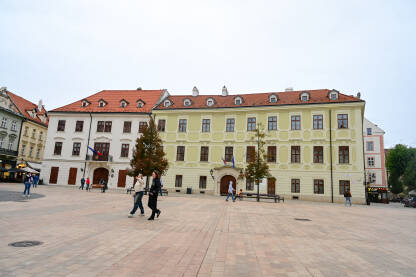 Bratislava, Slovačka: Ljudi na glavnom trgu Bratislava, Slovačka: Ljudi na glavnom trgu u centru grada. Zgrade na Hlavné námestie, glavnom trgu u starom gradu.