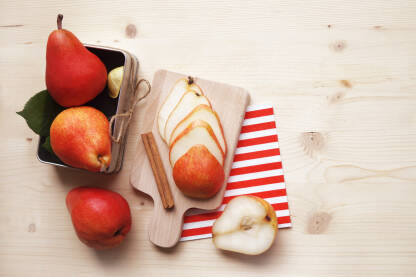 Narezana kruška na stolu.