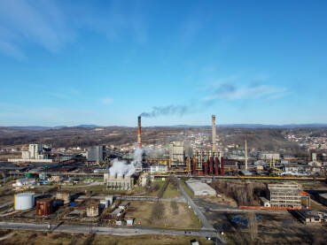 Industrijski dimnjaci Teško industrijsko zagađenje zraka iz dimnjaka. Toksičan dim iz industrijske zone. Fabrički dimnjak ispušta zagađenje u prirodu.