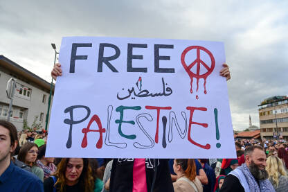 Protest podrške palestinskom narodu. Podrška narodu Gaze. Protest podrške palestinskom narodu u Sarajevu, BiH. Protest solidarnosti. Ljudi na demonstracijama sa zastavama Palestine i transparentima. Podrška narodu Gaze.