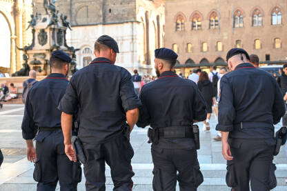 Karabinjeri na trgu u Italiji Karabinjeri na trgu u Italiji. Policija patrolira na ulici.