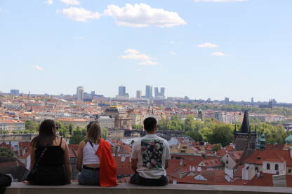 Turisti u Pragu "Zlatna"prijestonica Češke, Prag jedna je od omiljenih destinacija za turiste. Posebna atrakcija je Praški zamak koji, osim što je znamenitost sama za sebe, nudi pogled na cijeli grad.