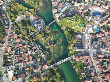 Bosanska Krupa, snimak iz vazduha Pogled iz ptičije perspektive na rijeku Unu u centru Bosanske Krupe