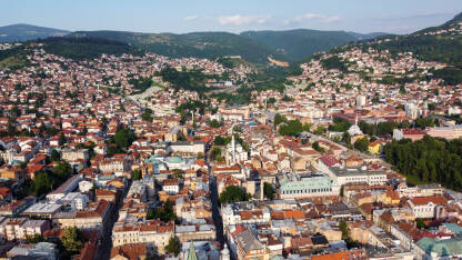 Sarajevo, Bosna i Hercegovina: Panoramski snimak na grad Sarajevo dronom. Glavni grad BiH.
