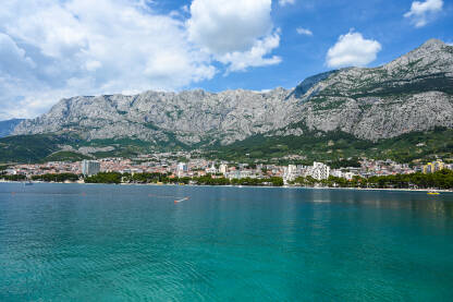 Makarska rivijera, Hrvatska. Jadransko more. Makarska rivijera, Hrvatska. Popularno turističko odredište u Dalmaciji. Jadransko more i planina Biokovo u pozadini.