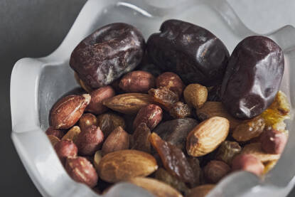 Mješavina orašastih plodova: badem i kikiriki, plod hurme,sjemenke suhog grožđa, brusnica, ukusan je i zdrav međuobrok za svaku priliku