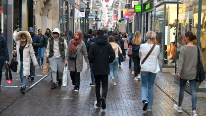 Ljudi šetaju ulicom u Hagu, Holandija Den Hague, Nizozemska: Ljudi i turisti šetaju ulicama u centru grada.