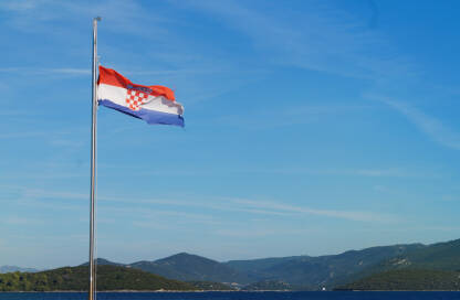 Zastava Hrvatske Hrvatska zastava na jarbolu na Pelješkoj obali.