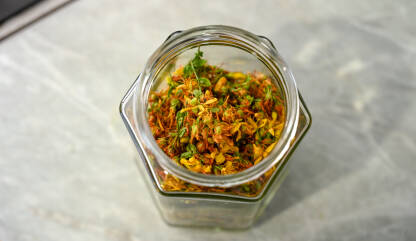 Tegla puna sušenog kantariona. Čaj u tegli.