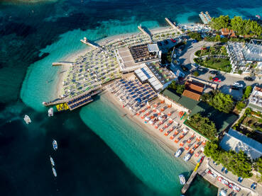 More i egzotične pješčane plaže. Egzotične pješčane plaže i prekrasne otoke ljeti. Jonsko more u Ksamil, Albanija. Odmaralište i hoteli. Obala.