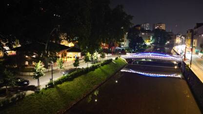 Sarajevo, most Ćumurija Ćumurija most nalazi se u Sarajevu i povezuje desnu i lijevu stranu Miljacke. Nalazi se u blizini At mejdana. Most je izgradio Hadži Hasan 1556. godine i popravljan je nekoliko puta.