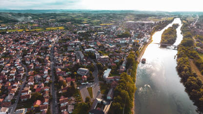 Kozarska Dubica Slika Kozarske Dubice iz vazduha. Sa pogledom na rijeku Unu.