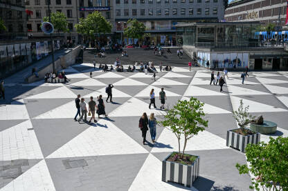 Stockholm, Švedska: Ljudi na javnom trgu Sergels Torg u centru Stockholma. Prometni trg Sergels Torg s pješacima.