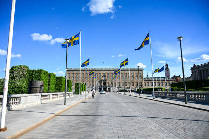 Stockholm, Švedska: Stockholmska palata sa švedskim zastavama. Zvanična rezidencija i glavna kraljevska palata švedskog monarha.