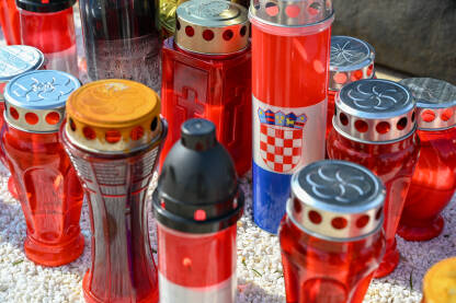 Lampioni za groblje Lampioni sa zastavom Hrvatske. Lampioni na katoličkom groblju.