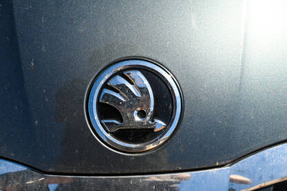 Znak Škoda na autu. Znak Škoda na autu. Logo. Škoda je češki proizvođač automobila.